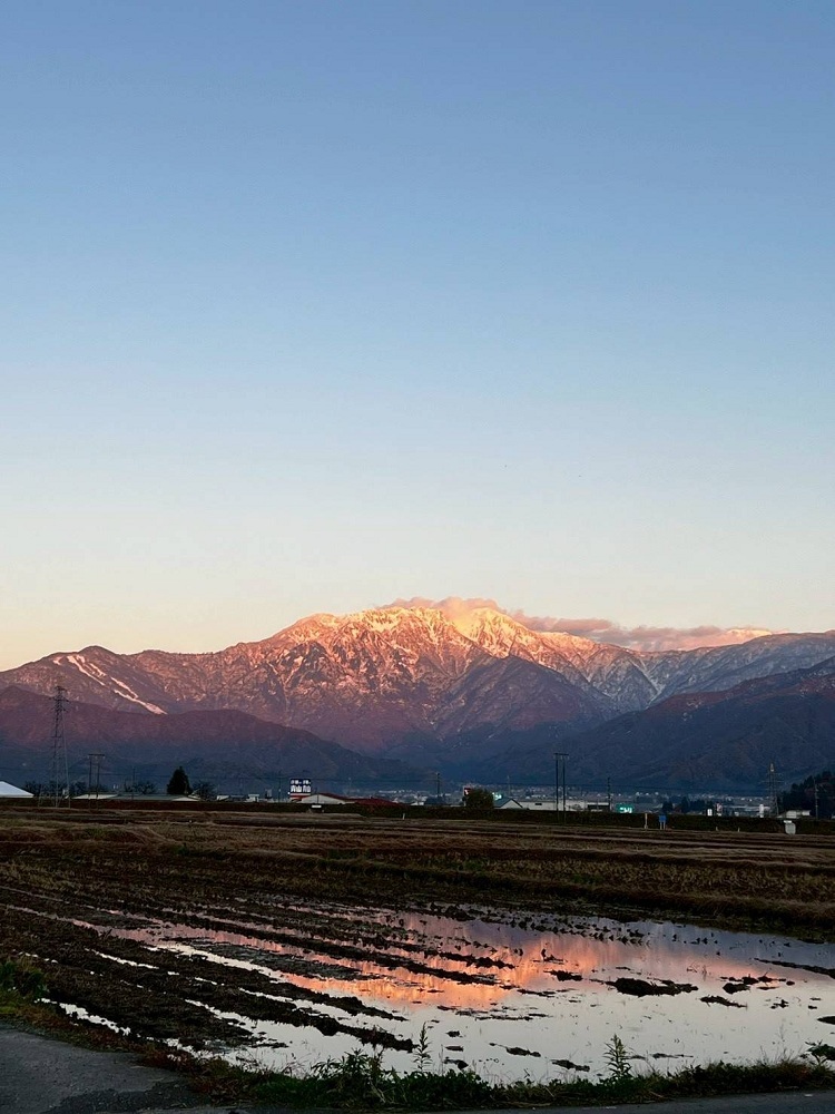 夕日に染まる八海山