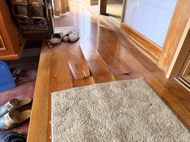 玄関の補修要箇所の写真