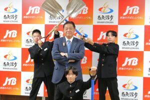 除雪ボランティア「雪猿」として活動する塩沢中学校野球部の代表３人と林市長