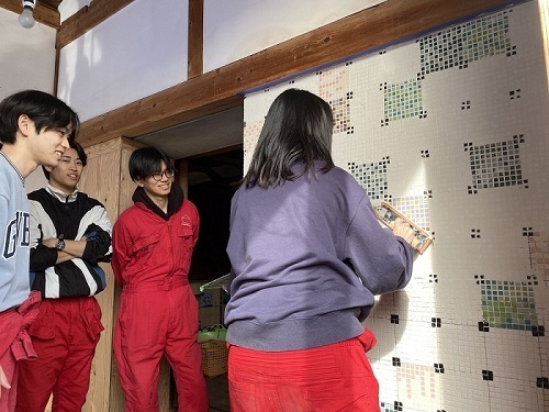 学生がタイル貼りをする様子