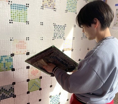 タイルの目地を埋める様子