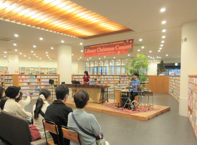 コンサートで演奏する小野塚桜子さんと小野塚直也さん