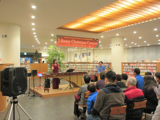 MCをしている小野塚桜子さん