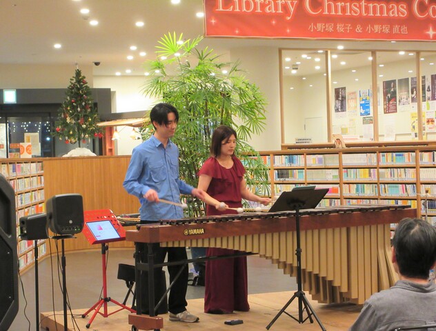 2人でマリンバを演奏している様子