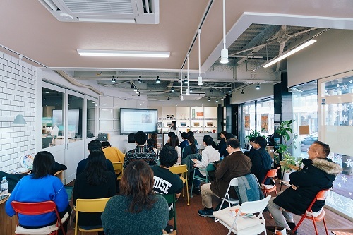 発表に耳を傾ける参加者たち