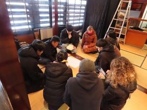 工務店と事前の相談をする学生