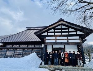 伝世館の前で集合写真