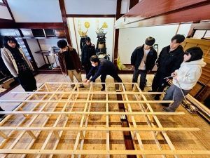 テーブル設置の様子