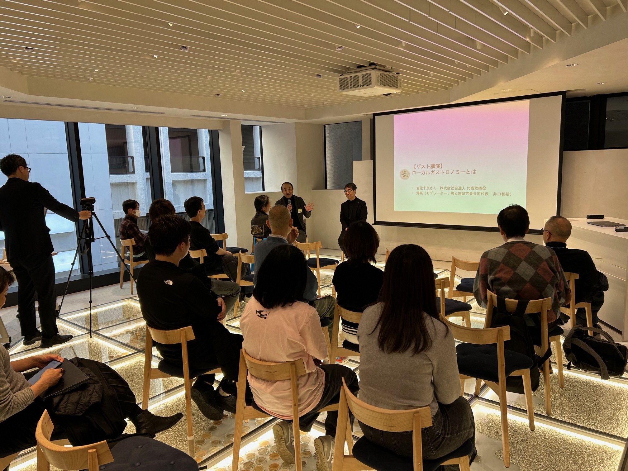 井口氏と岩佐氏による対談