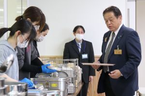 給食を受け取る林市長