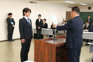 新採用職員に辞令書を手渡す様子