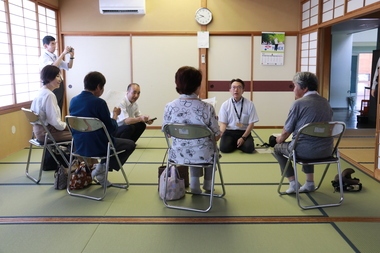 予約方法を説明する様子