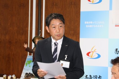 挨拶をする井上支店長