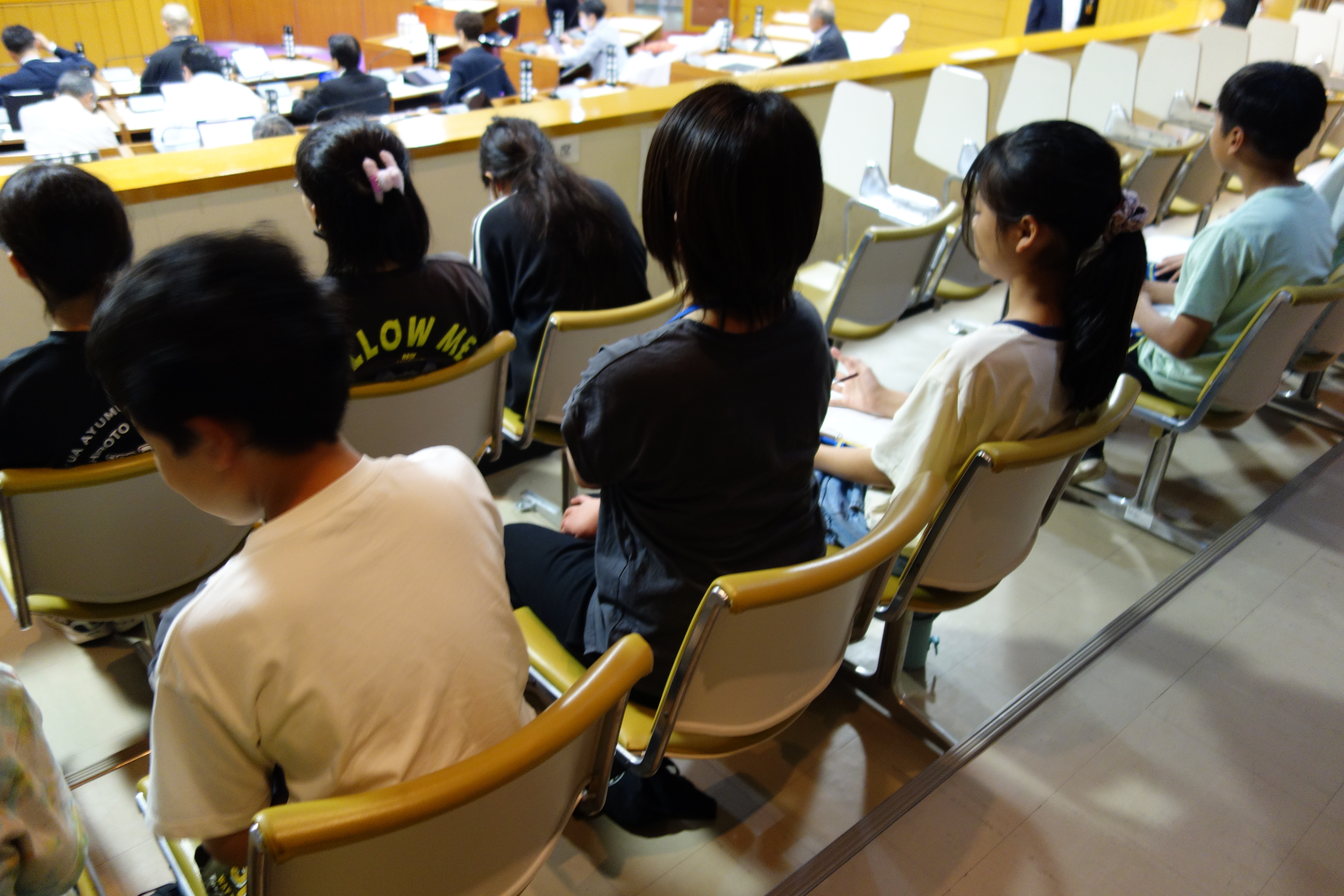 メモを取りながら傍聴する小学生たち