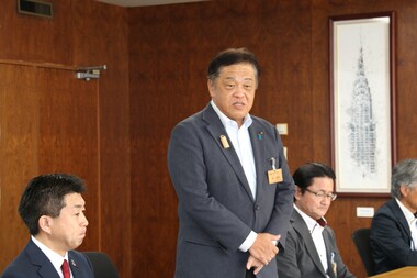 あいさつをする林市長
