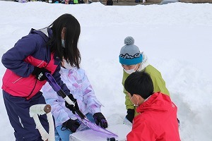 雪を詰める児童